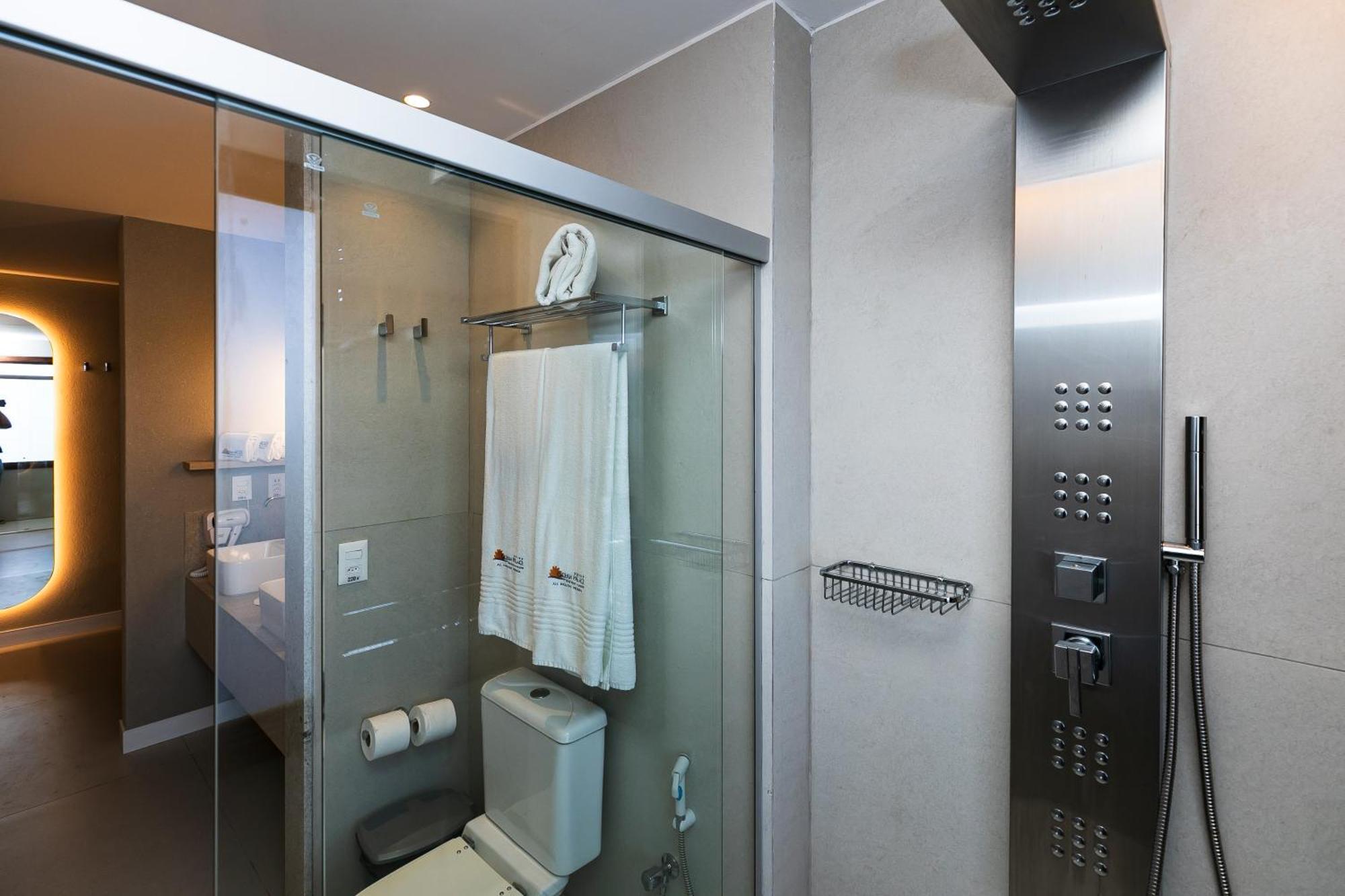 Ocean Palace All Inclusive Premium ناتال المظهر الخارجي الصورة A shower with a shower panel