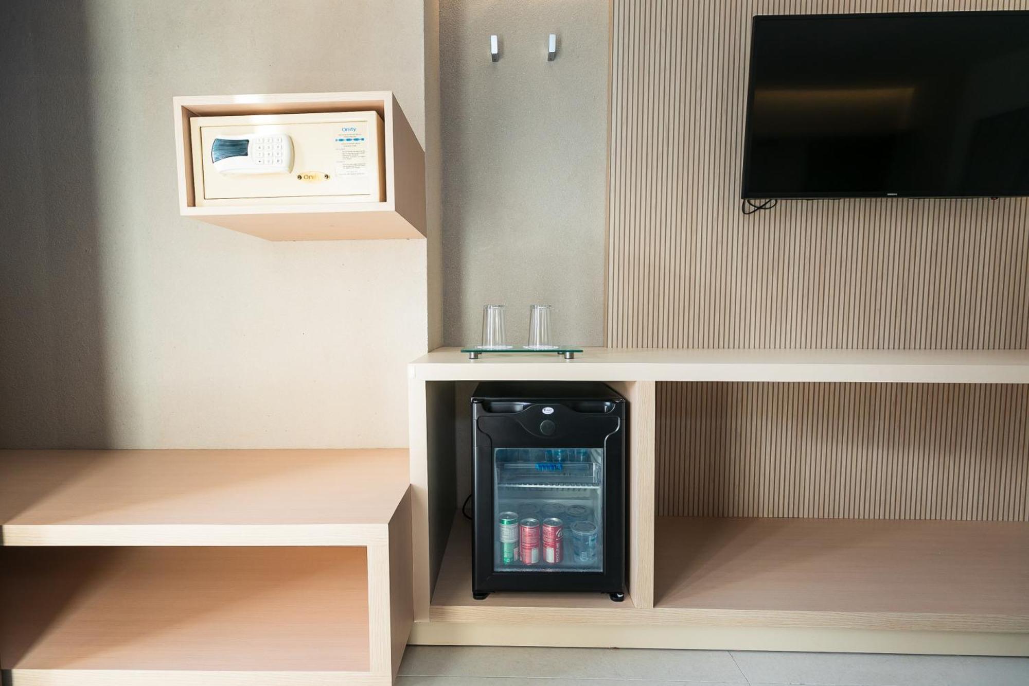 Ocean Palace All Inclusive Premium ناتال المظهر الخارجي الصورة A mini-refrigerator in a hotel room