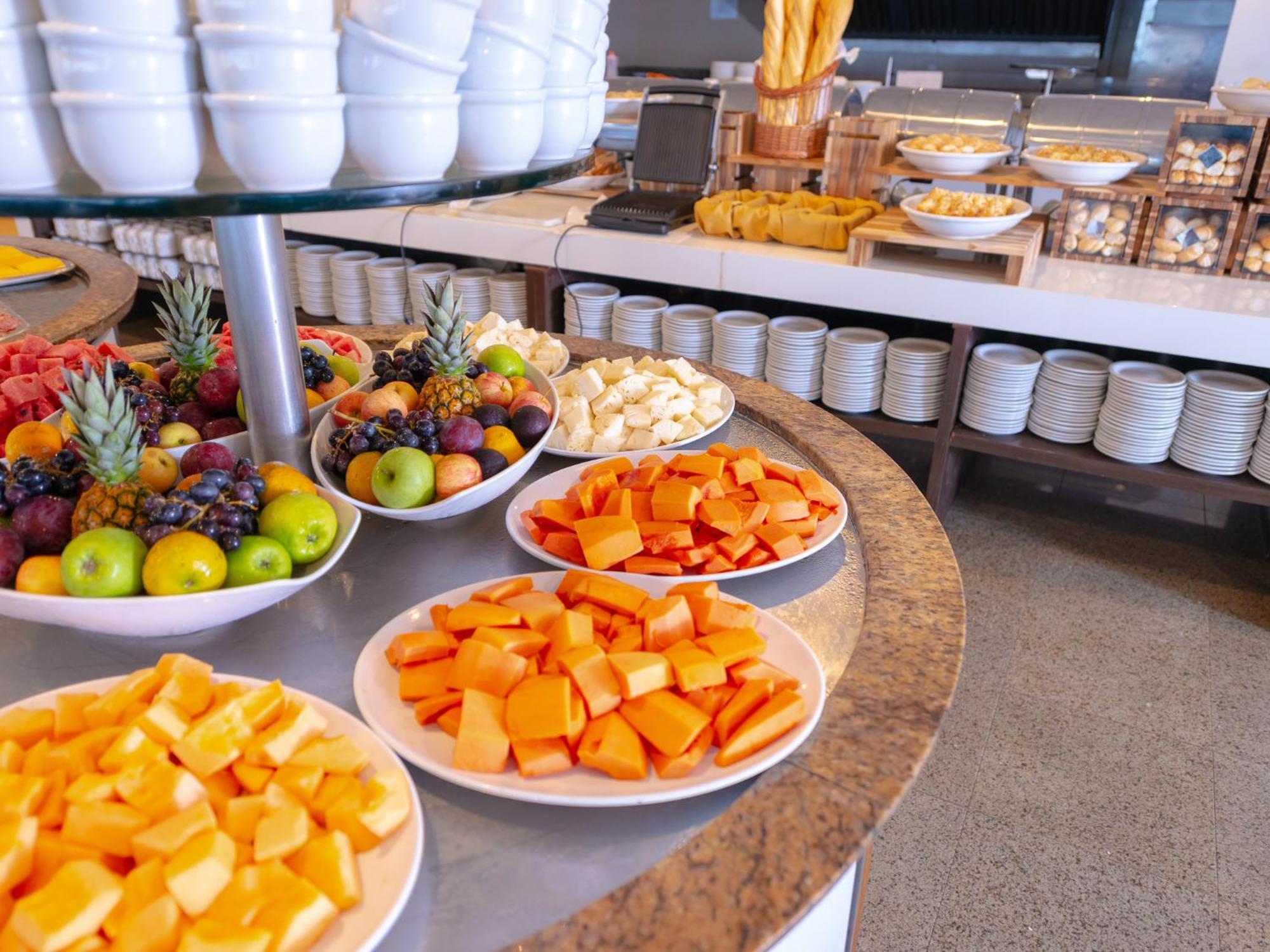 Ocean Palace All Inclusive Premium ناتال المظهر الخارجي الصورة Fruit at a buffet